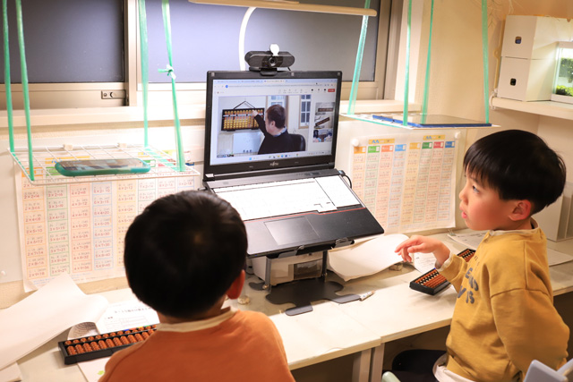 オンラインそろばんの授業を受ける子供